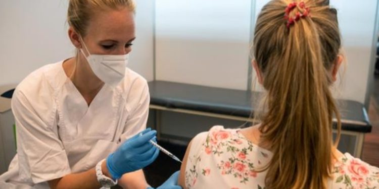 Alemania: comisión recomienda solo Pfizer/BioNTech a menores de 30 años.