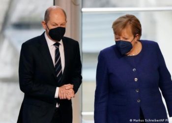 Alemania: Merkel anuncia que se impondrán restricciones drásticas a los no vacunados