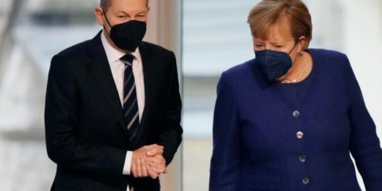 Alemania: Merkel anuncia que se impondrán restricciones drásticas a los no vacunados