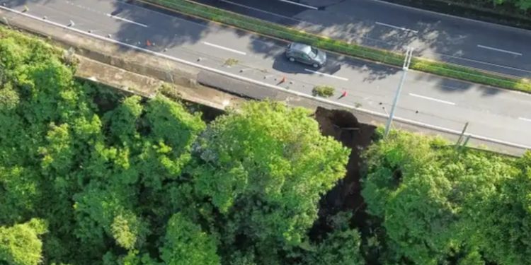 Alerta en carretera a El Salvador: Socavón de grandes proporciones obliga a reducir circulación