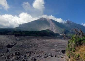 Alerta naranja por el volcán de Fuego: evacúan áreas cercanas y cierran la RN-14