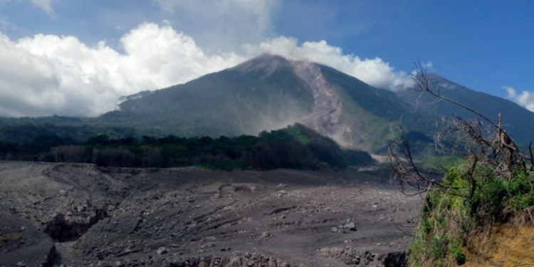 Alerta naranja por el volcán de Fuego: evacúan áreas cercanas y cierran la RN-14