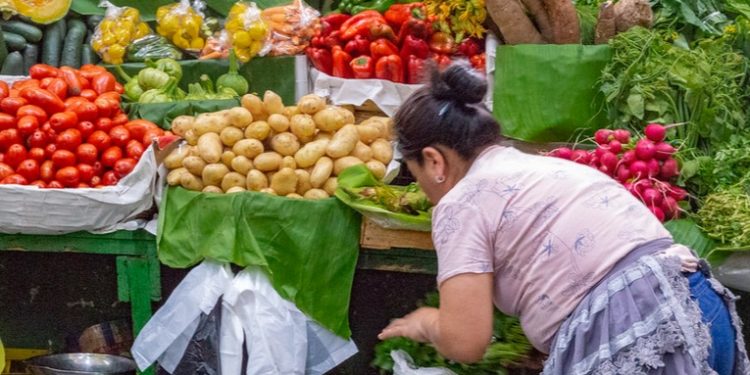 Alivio en bloqueos permite apertura de mercados en la capital