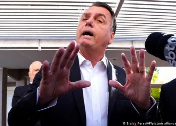 Allanan casa de Bolsonaro por presunta falsificación de carnet de vacunación