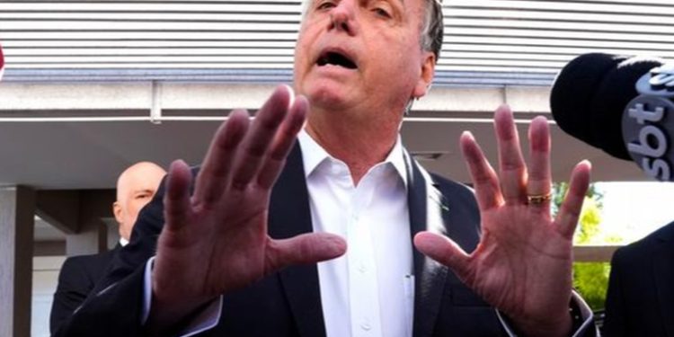 Allanan casa de Bolsonaro por presunta falsificación de carnet de vacunación