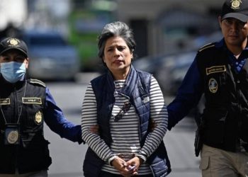 Allanan casa de padres de exfiscal Juan Francisco Sandoval y capturan a su abogada