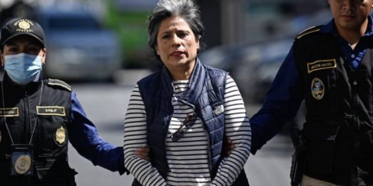 Allanan casa de padres de exfiscal Juan Francisco Sandoval y capturan a su abogada