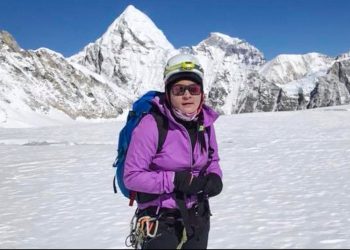 Alpinista nepalí bate récord femenino en el Everest