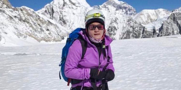 Alpinista nepalí bate récord femenino en el Everest