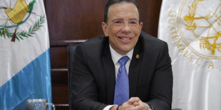 ílvaro González expresa su interés de presidir el Banco de Guatemala