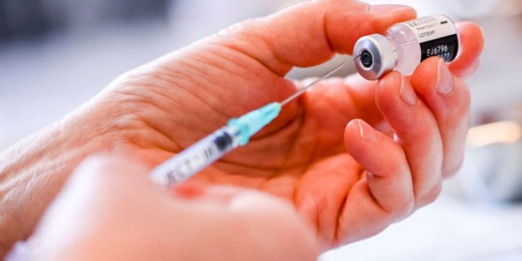 Amelia Flores asegura que no se tienen vacunas próximas a vencer