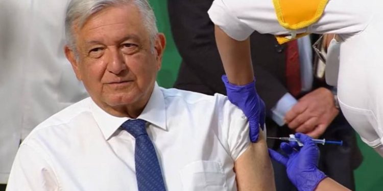 AMLO recibe la vacuna de AstraZeneca contra el Covid-19