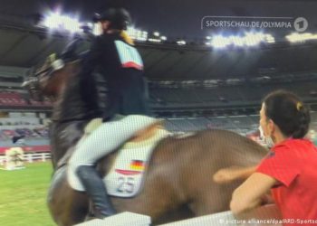 Amonestan a entrenadora alemana que golpeó a caballo en Tokio 2020