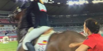 Amonestan a entrenadora alemana que golpeó a caballo en Tokio 2020