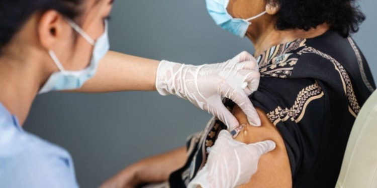 Ampliación del rango de edad para vacunarse es visto con buenos ojos