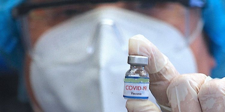 Analizan autorizar aplicación de cuarta dosis de vacuna contra el COVID-19 a toda la población