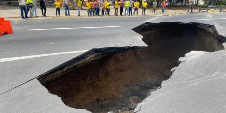 Analizan utilizar explosivos para habilitar paso obstruido por derrumbe en el kilómetro 24 de la ruta Interamericana