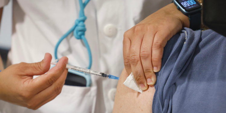 Ante variante ómicron, Comisión de la UE pide más vacunación y refuerzos.