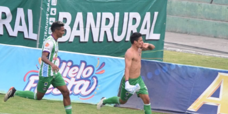 Antigua GFC gana su primer partido del torneo.
