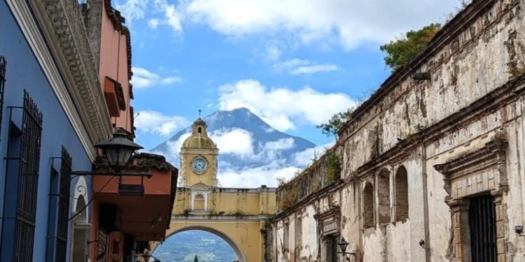 Antigua Guatemala implementa medidas de movilidad para Semana Santa: combinará paso vehicular y peatonal.