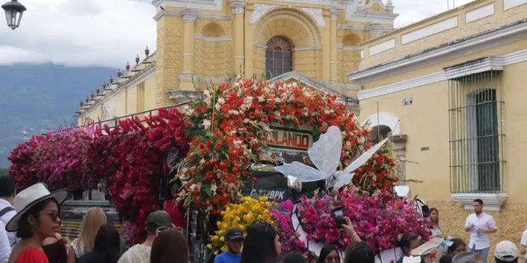 Antigua Guatemala recibe a 28 mil turistas salvadoreños durante el Festival de las Flores