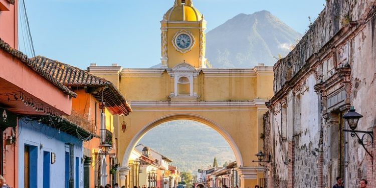 Antigua impone el uso obligatorio de las mascarillas y advierte sobre multas a infractores