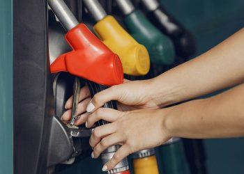 Anuncian tendencia a la baja en precios de combustibles