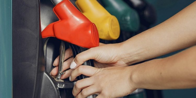 Anuncian tendencia a la baja en precios de combustibles