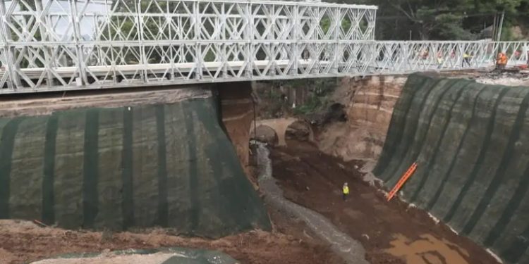 Apoyo de agentes de Tránsito de la PNC facilita circulación en Villa Nueva durante trabajos en puente