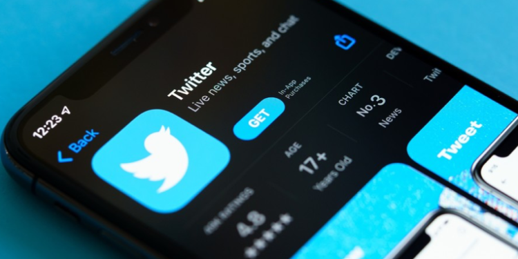 Apple amenaza con eliminar Twitter de App Store, denuncia Musk