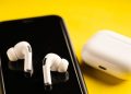 Apple podría desarrollar AirPods que monitorean la temperatura y la postura del usuario