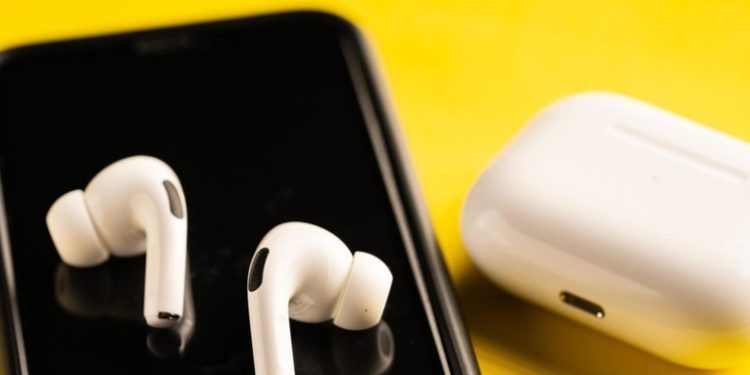 Apple podría desarrollar AirPods que monitorean la temperatura y la postura del usuario