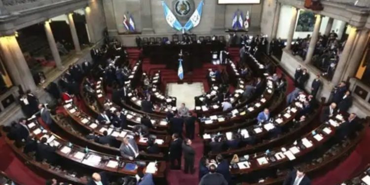 Aprueban la indemnización de Q36 mil a ex soldados participes del conflicto armado