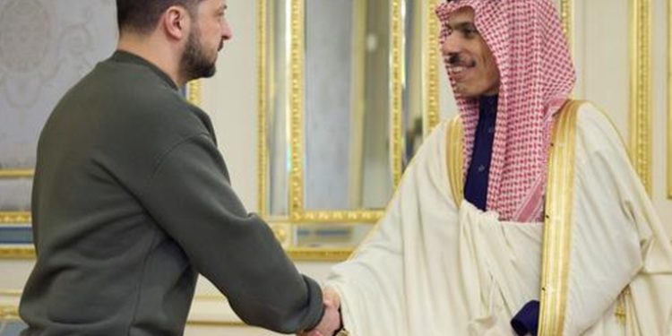 Arabia Saudita dona 400 millones a Ucrania y pide fin de la guerra