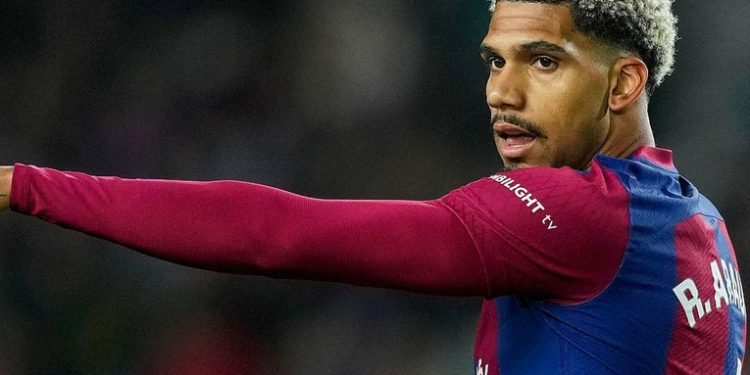 Araujo, de no ver claro su futuro en este mercado a renovar con el Barcelona hasta 2031