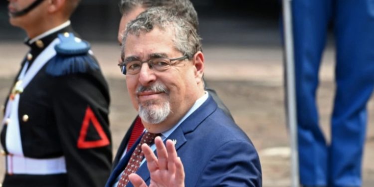 Arévalo a punto de completar un camino a la presidencia plagado de obstáculos, promete devolver la democracia al país