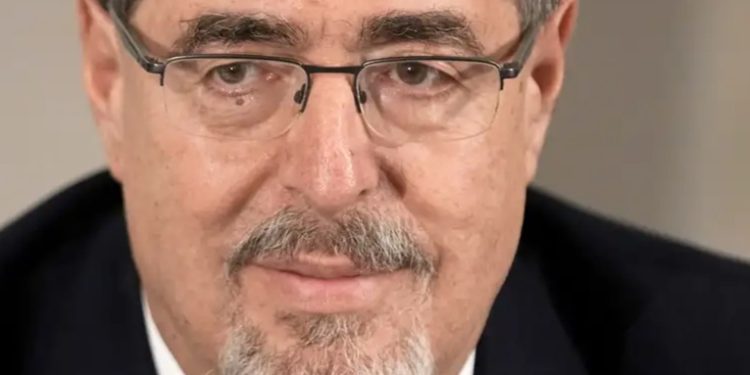 Arévalo califica de ilegal suspensión del partido Semilla