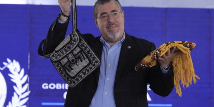 Arévalo enfrenta demandas de alcaldes indígenas en Sololá: piden cambios en elección de gobernadores