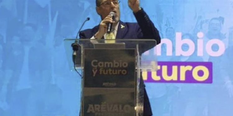 Arévalo navega la tempestad política en Guatemala con el 'salvavidas' de una promesa de cambio