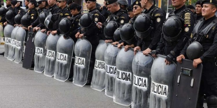 Arévalo ordena a la PNC retirar a maestros de los bloqueos con uso de fuerza proporcional