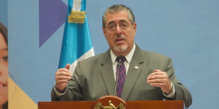 Arévalo rechaza impuesto a remesas y envía carta a congresistas de EE. UU.