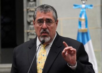 Arévalo se compromete a no 'perseguir judicialmente' a la prensa