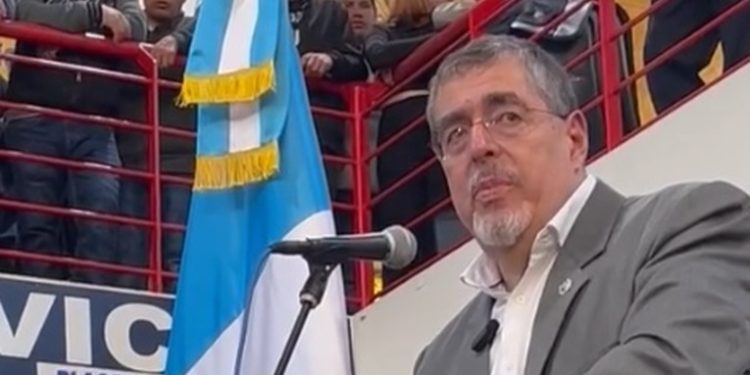 Arévalo se reúne con comunidad migrante y propone creación del distrito 25 en EE. UU