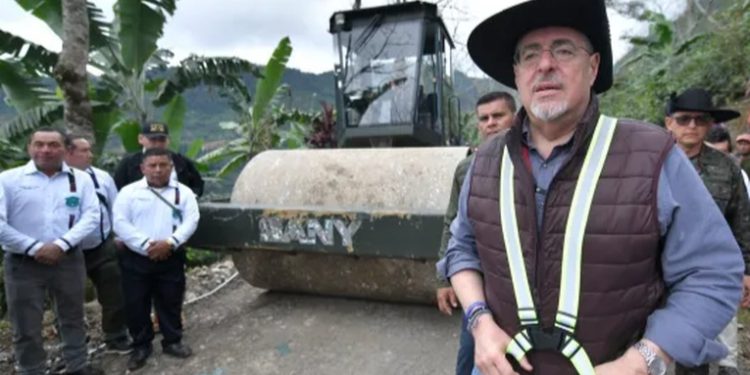 Arévalo supervisa construcción de mil kilómetros de caminos rurales en Purulhá