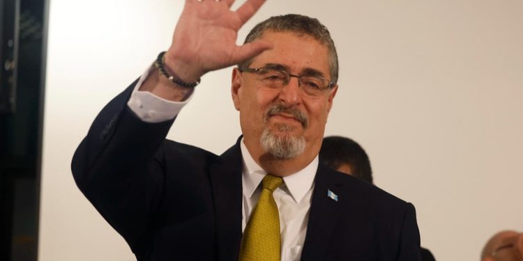 Arévalo viajará a Washington la otra semana para reunirse con Kamala Harris