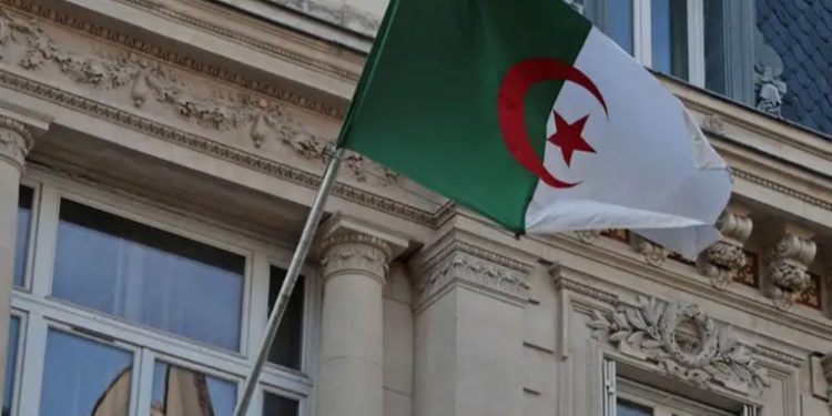 Argelia anuncia el retiro de su embajador en Francia