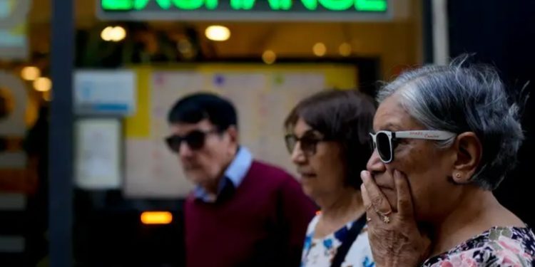 Argentina devalúa su moneda y anuncia paquete de urgencia