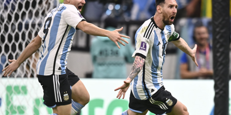 Argentina gana su primera 'final' en el Mundial de Catar en un duro partido contra México