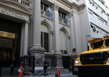 Argentina lanza mega canje de deuda para aliviar carga