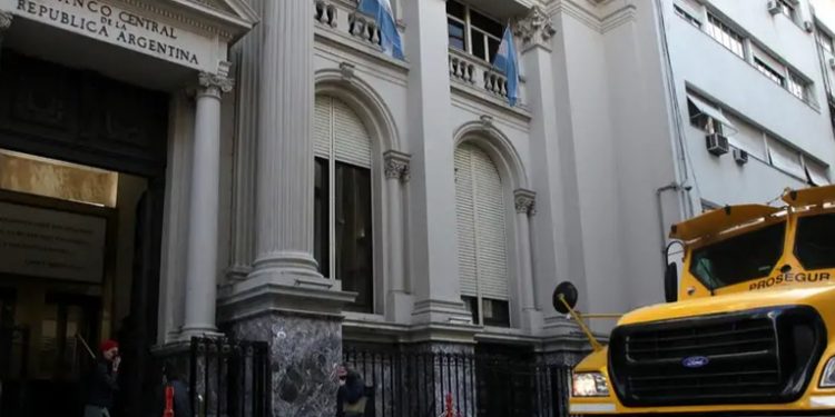 Argentina lanza mega canje de deuda para aliviar carga